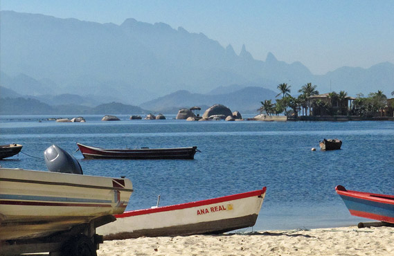 Barcos encostados na Praia de São Roque com a Serra de Teresópolis ao fundo