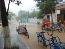 Rua Cerqueira continua com seu "piscinão" em dia de chuva.