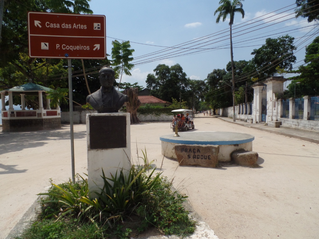 Praça São Roque fica ao lado da paróquia, da praia e do poço de mesmo nome Praça São Roque fica ao lado da paróquia, da praia e do poço de mesmo nome