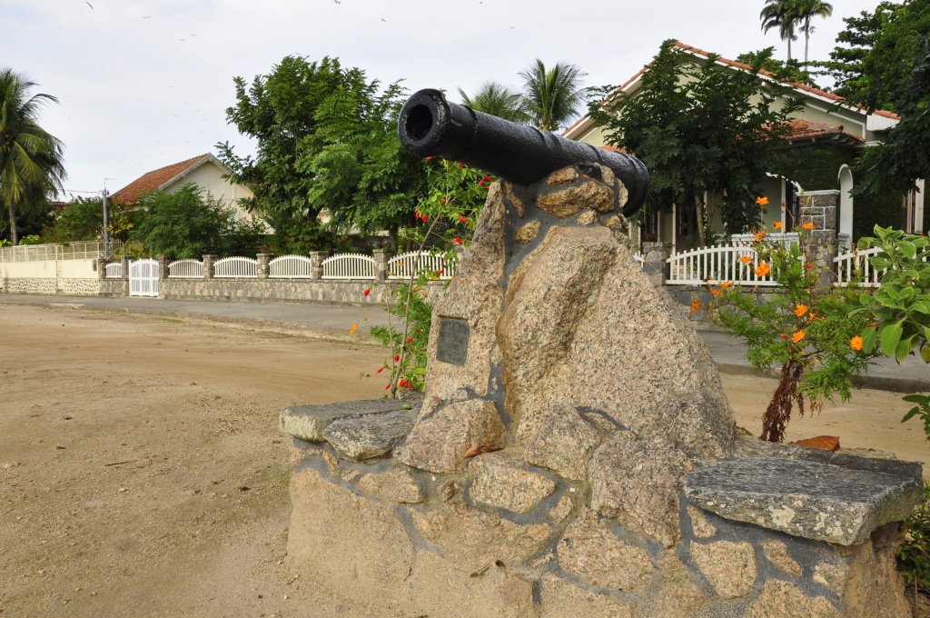 O canhão fica bem no meio da rua! O canhão fica bem no meio da rua!