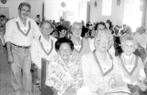 Membros da Academia de Artes e Ciências e Letras da Ilha de Paquetá dentro da Igreja