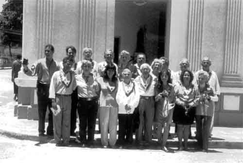 Membros da Academia de Artes e Ciências e Letras da Ilha de Paquetá e convidados na entrada da igreja de São Roque.