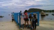 Jovens pintam a Ponte da Saudade em Paquetá