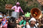 Centenas de pessoas curtem Carnaval fora de época em Paquetá